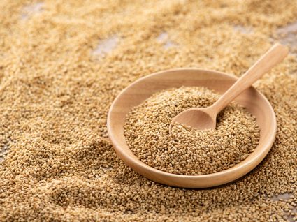 sementes de sesamo espalhadas e numa tigela