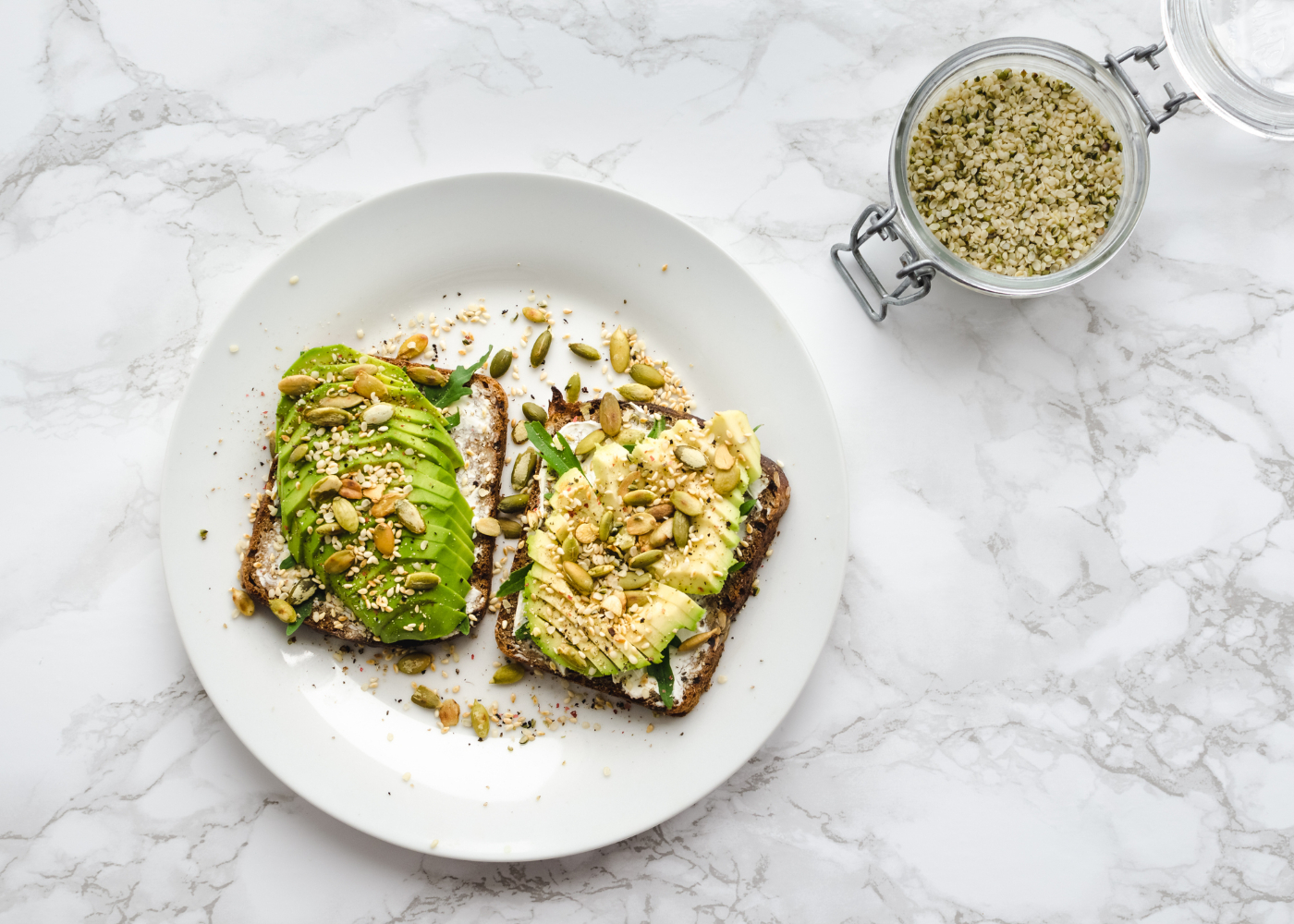 tosta de abacate com sementes de sesamo