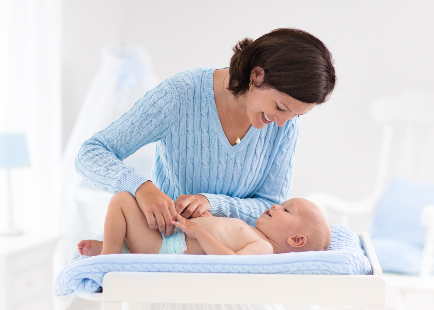 mãe a mudar a fralda ao filho