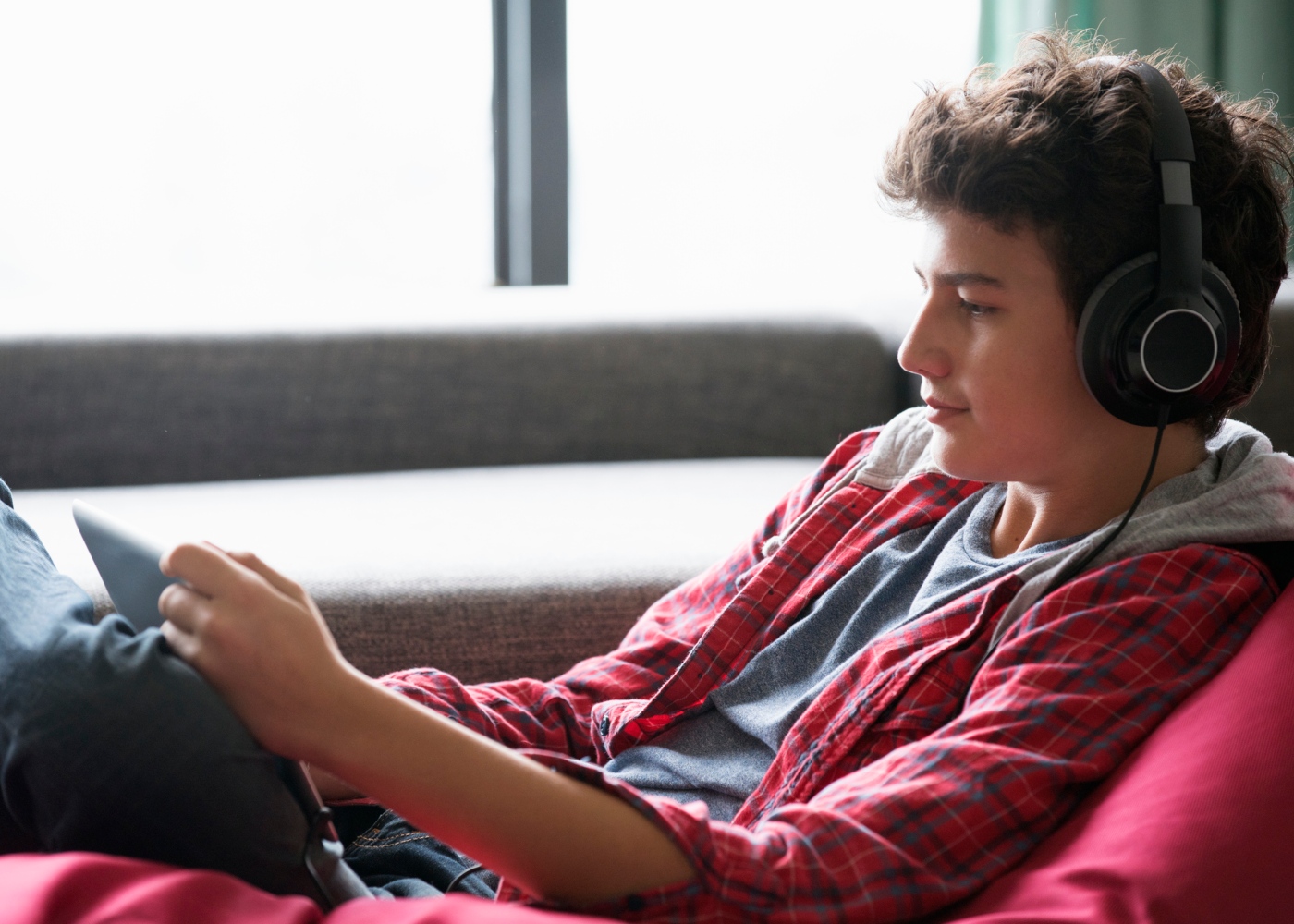 Adolescente a ouvir música com headphones