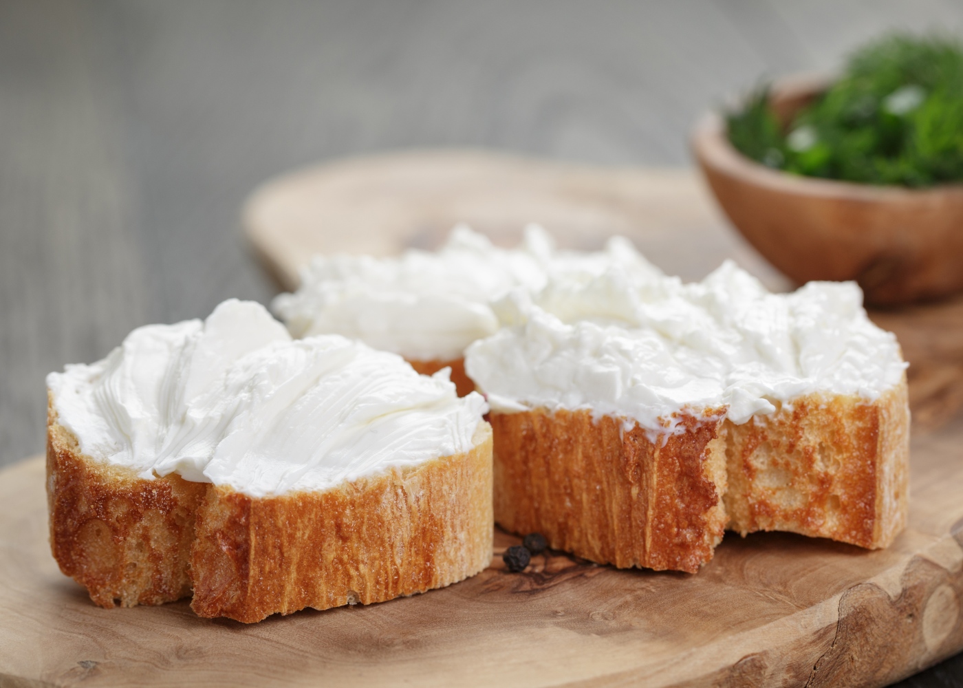 Como poupar calorias: queijo magro para barrar