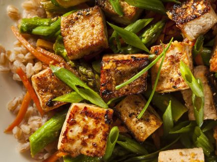 Como cozinhar tofu: 8 receitas salgadas e doces para tirar partido deste alimento