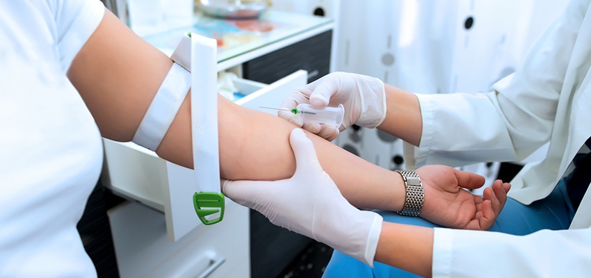 Mulher a fazer análises de sangue para determinar se tem ou não diabetes