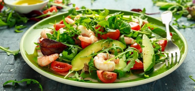 salada camarao