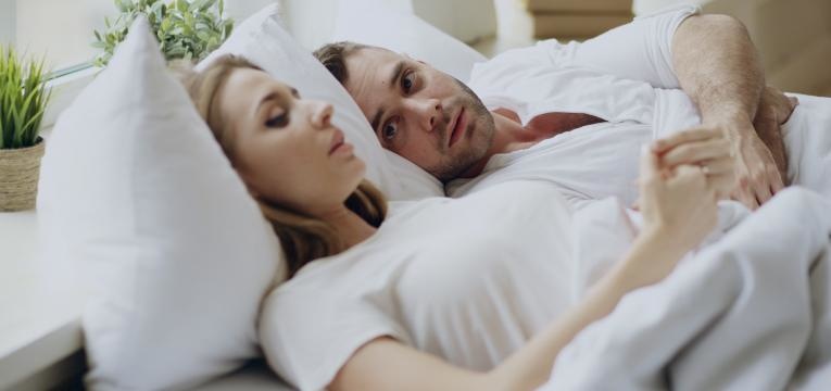 casal a tentar conversar