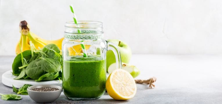 sumo detox com banana e espinafres