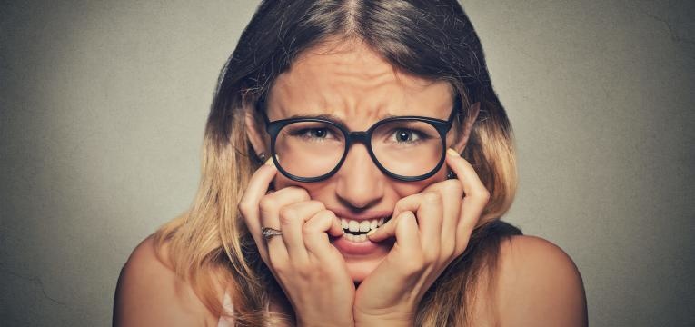 mulher stressada e nervosa