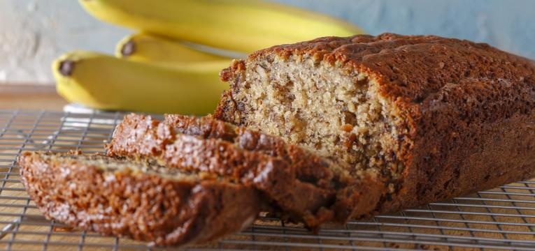 Pao de banana, maca e aveia