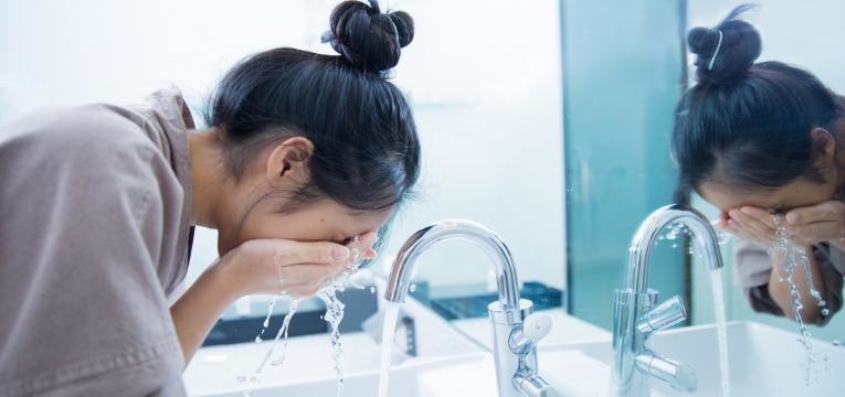lavar a cara com agua