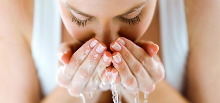 hidratar a pele durante o inverno e lavar a pele com agua morna