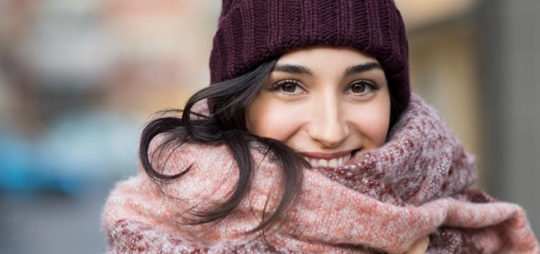 mulher protegida do frio