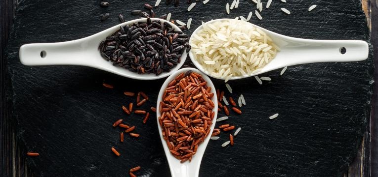 colheres com arroz