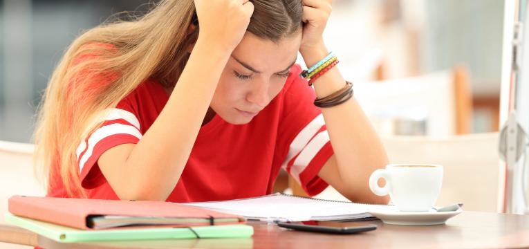 rapariga sem vontade de estudar