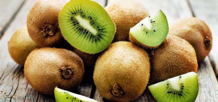 kiwis em mesa de madeira