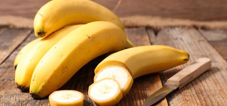 bananas em mesa de madeira alimentos que aumetam a produtividade no trabalho