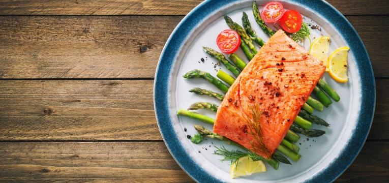 Salmao com espargos alimentos que aumetam a produtividade no trabalho