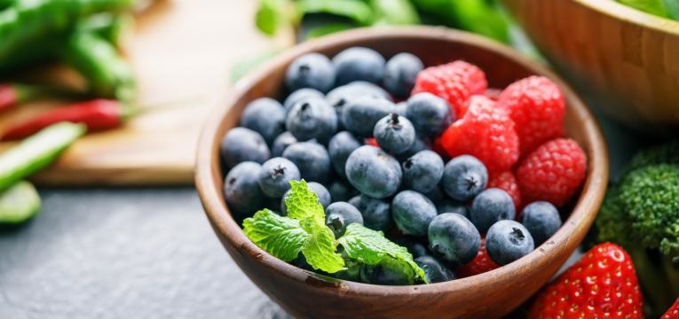 mirtilos e framboesas alimentos que aumetam a produtividade no trabalho