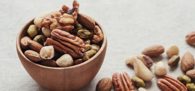 frutos secos em tigela de madeira alimentos que aumetam a produtividade no trabalho