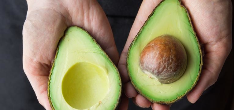 metades de abacate alimentos que aumetam a produtividade no trabalho