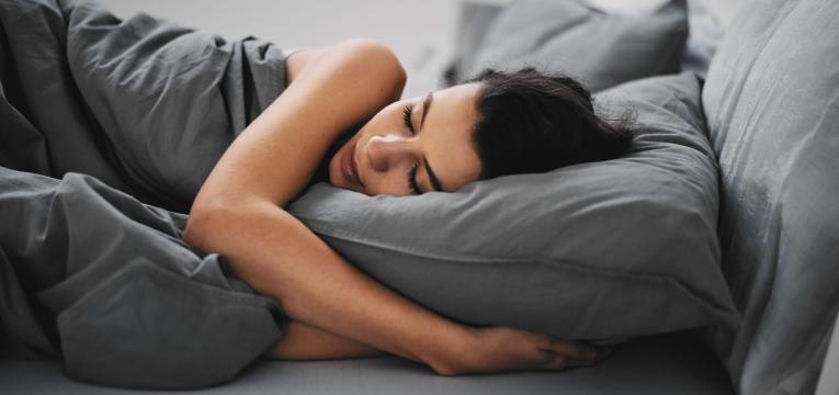 mulher a dormir na cama levantar pesos