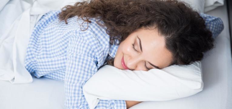 ganho de massa muscular mulher dorme descansada