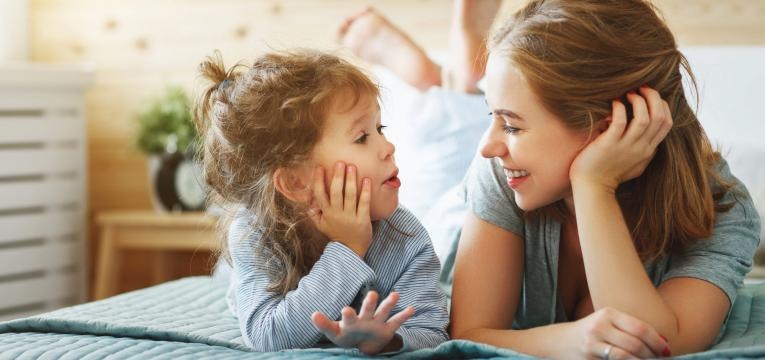 como ajudar a crianca a lidar com as emocoes mae e filha a conversar