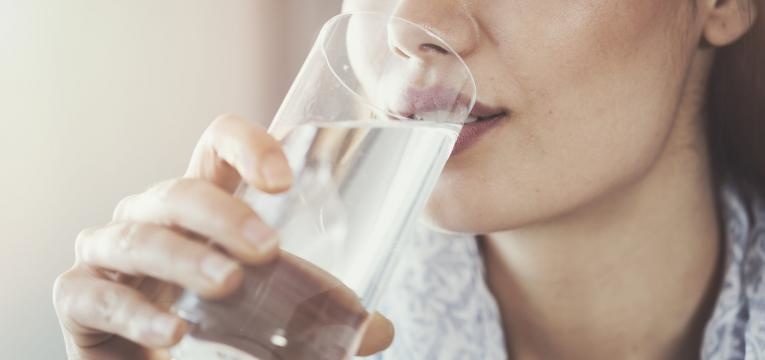 alimentos que baixam o acido urico mulher a beber agua
