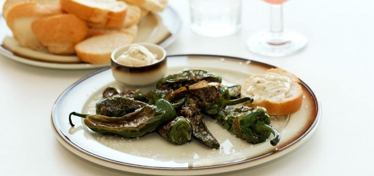 petiscos para a passagem de ano pimentos padron no forno
