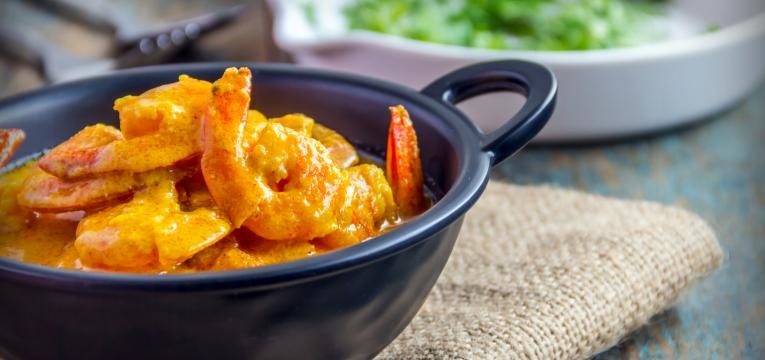 Receitas de entradas para a passagem de ano Sopa de caril com camarao