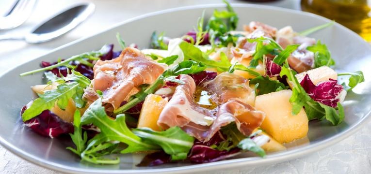Receitas de entradas para a passagem de ano Salada de presunto e queijo de ovelha