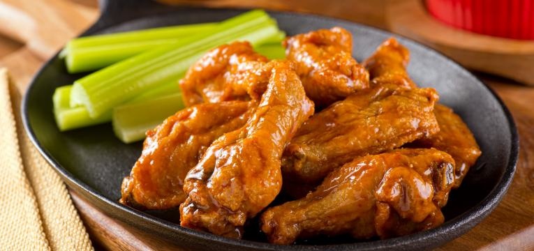 Receitas de entradas para a passagem de ano Asas de frango assadas no forno com mostarda
