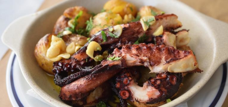 Menu de ano novo Polvo no forno com batatas ao murro