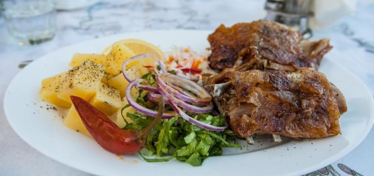 Menu de ano novo Borrego no forno com grelos e batatas