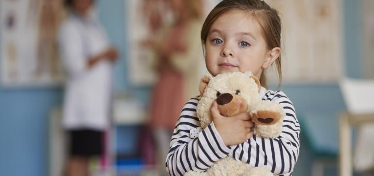 atraso no desenvolvimento da fala menina mais sossegada