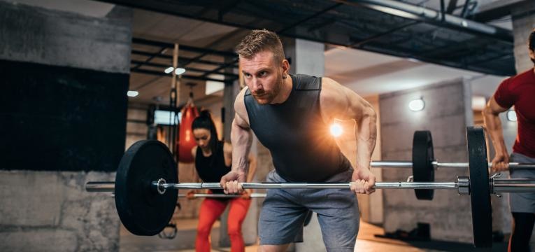 exercicios de musculacao remada em pe