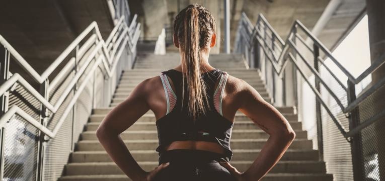 estrategias mentais para potenciar o treino desportista a subir escadas