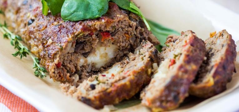 Rolo de carne recheado com espinafres e ovos