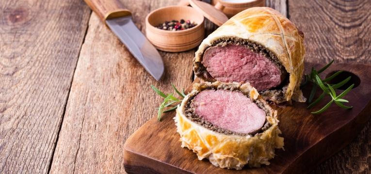 Rolo de carne recheado e folhado