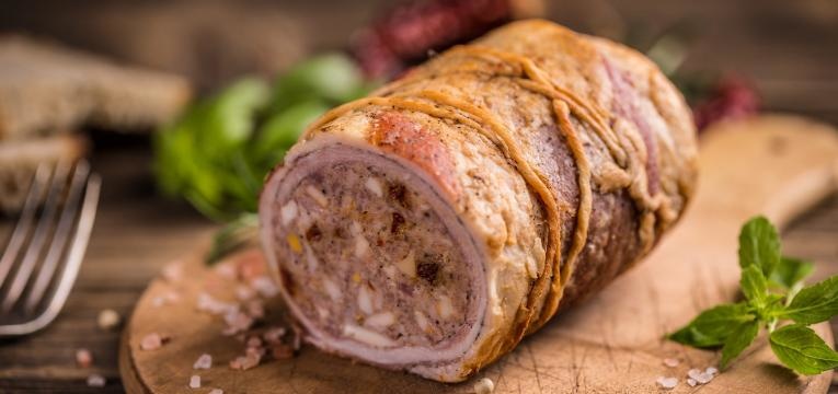 Rolo de carne recheado com enchidos