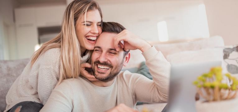 cobranca na relacao casal feliz