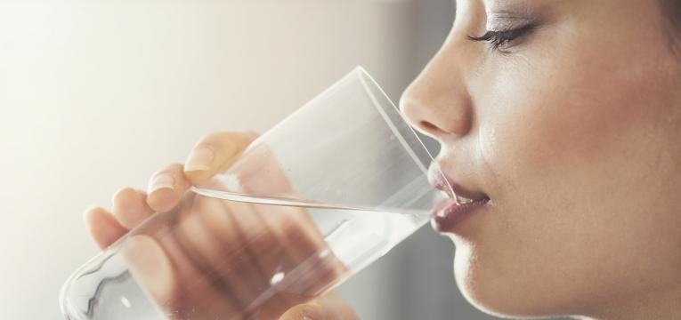 doenca de Crohn mulher a beber agua