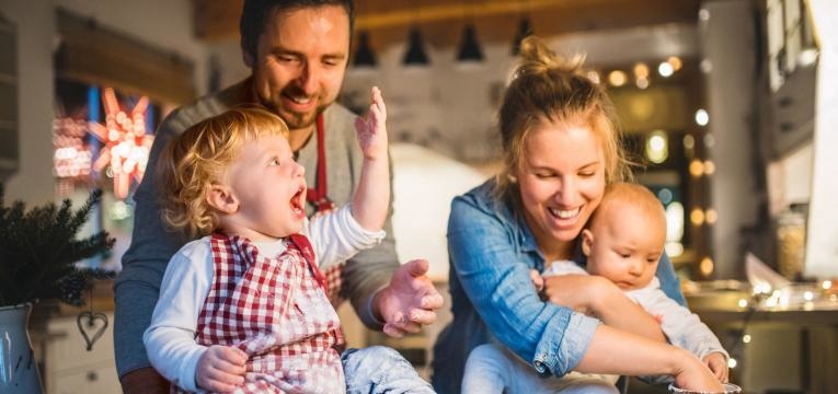 parentalidade com apego pais e filhos a brincar