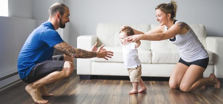 parentalidade com apego pais a ensinarem bebe a andar