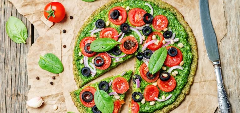 receitas vegetarianas para criancas Pizza caseira de espinafres e mozzarella