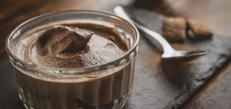 habitos noturnos que fazem engordar mousse de chocolate
