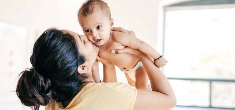 colo a mais mae a dar beijinho a bebe