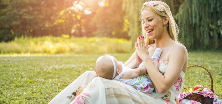 parentalidade com apego mae e bebe no jardim