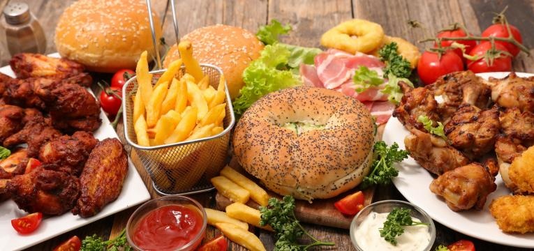 habitos noturnos que fazem engordar muita comida