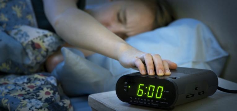 habitos noturnos que fazem engordar dormir muito tarde