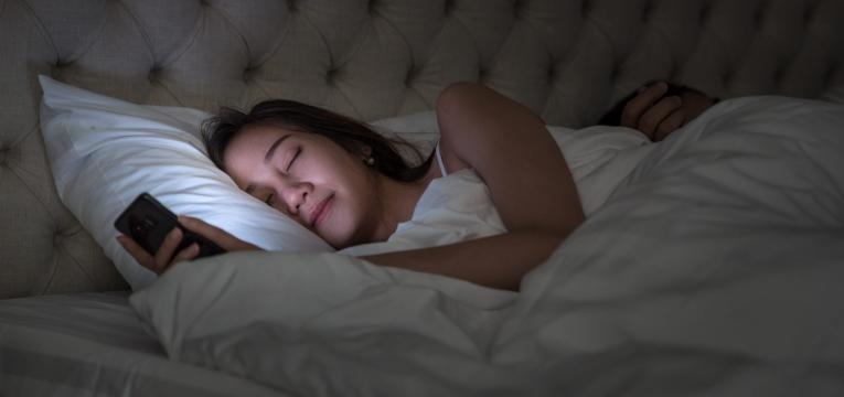 habitos noturnos que fazem engordar mulher com telefone na cama